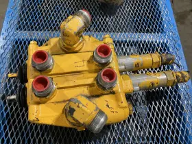 At80015 John Deere 644c Hydraulic Valve - Used P/n