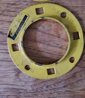John Deere M46704 Adapter Bearing Housing Flange Mount 2 1/2 Inch Id 4 1/2ft Od